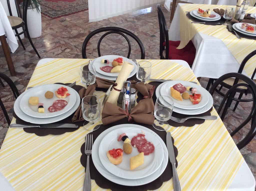 Hotel Granada Католика Екстериор снимка