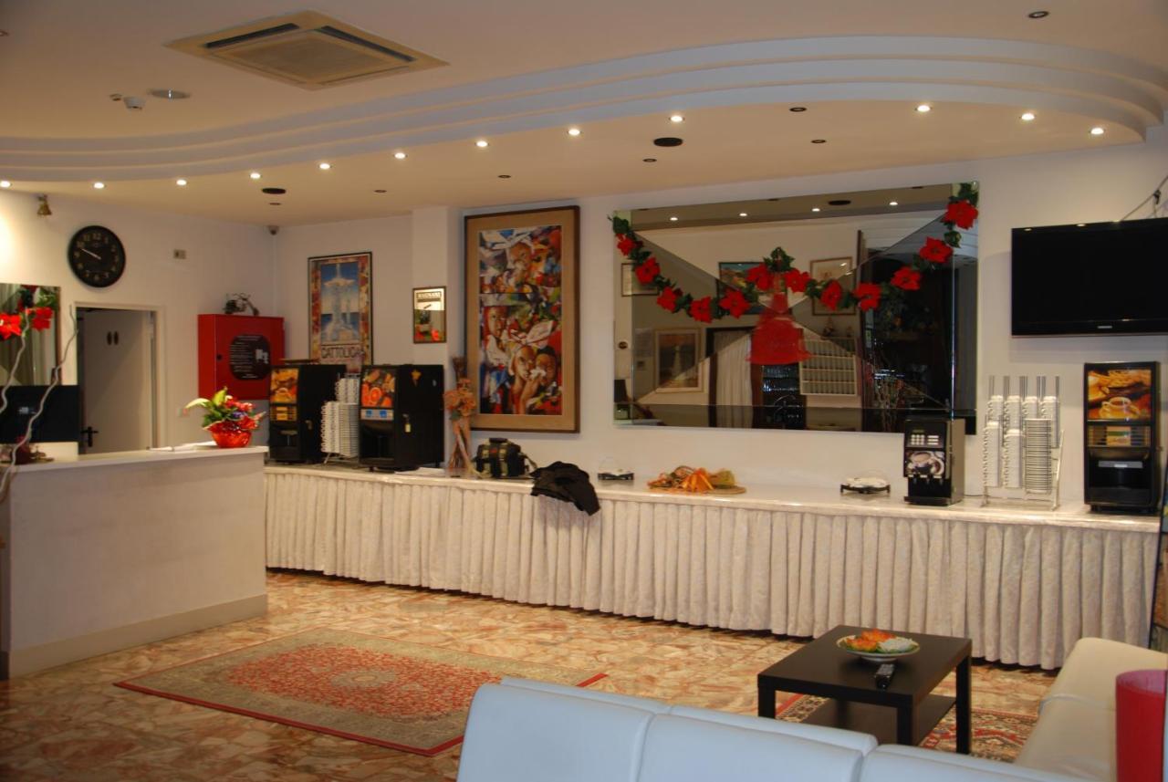 Hotel Granada Католика Екстериор снимка